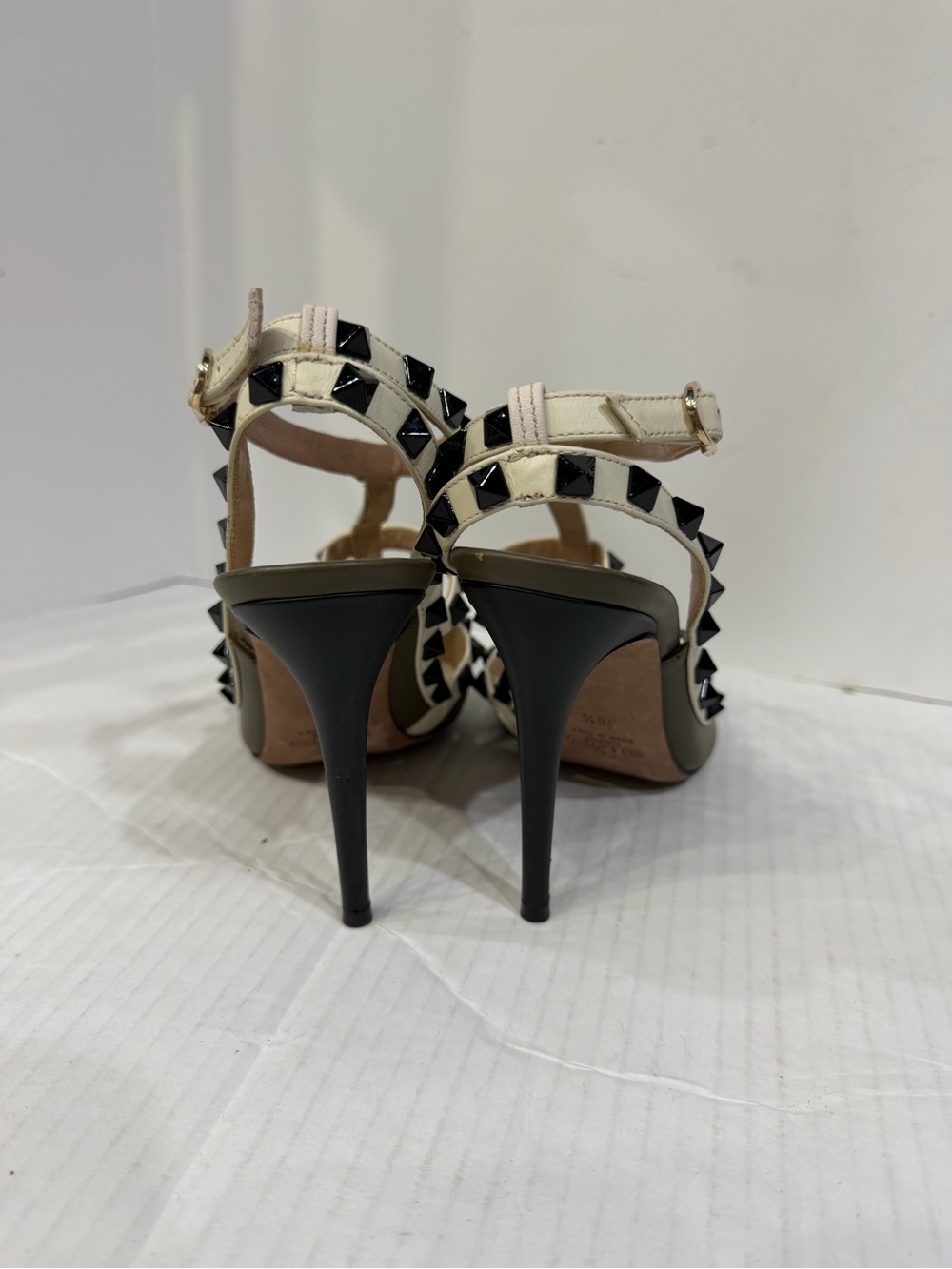Valentino Garavani Olive Pointed-Toe T-Strap Rockstud Flats with Ivory Trim 6.5 - Picture 6 of 8